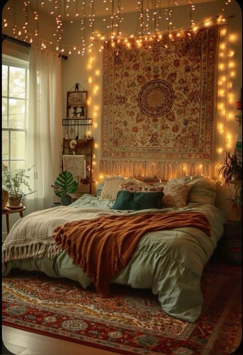 Omg I love this Cusco, Earthy Hippie Bedroom, Cozy Hippie Bedroom, Bedroom Ideas 70s, Boho Indie Bedroom, Retro Boho Bedroom, 70s Bedroom Ideas, Hippie Room Decor Bohemian, Ceiling Decor Ideas