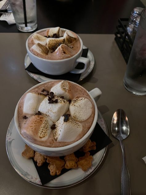 Hot chocolate with marshmallows and gingerbread bears Essen, Hot Chocolate And Cookies Aesthetic, Hot Cocoa Aesthetic, Aesthetic Hot Chocolate, Hot Chocolate Aesthetic, Local Bookstore, Chocolate Aesthetic, Autumn Core, Hot Cocoa Recipe