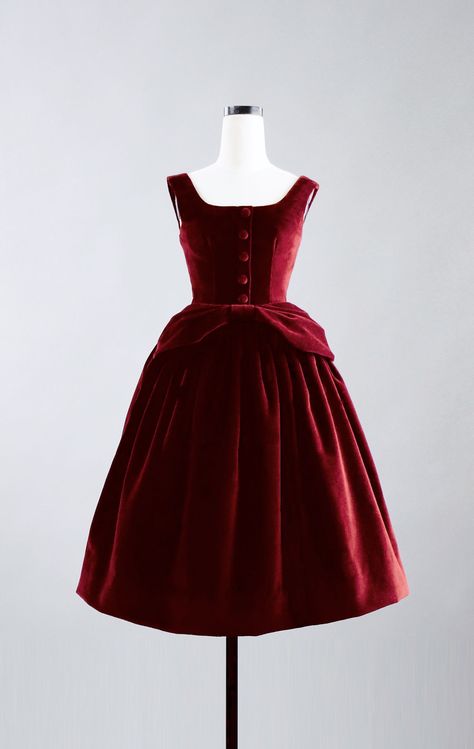 1950s Velvet Dress, Red Vintage Dresses, Vintage Dress Styles, Christmas Outfit Dress, 50s Clothes, Christmas Outfit Dresses, Red Vintage Dress, Romantic Kibbe, Perfect Illusion