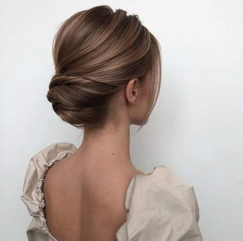 Classic Wedding Hair, Wedding Bun Hairstyles, Wedding Hair Up, Romantic Updo, Bridal Hair Buns, Bridal Hair Inspiration, Pnina Tornai, Bridal Hair Updo, Elegant Wedding Hair