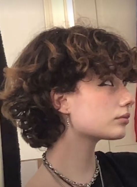 Non Binary Haircuts Curly, Non Binary Hair, Non Binary Haircuts, The Best Eyeliner, Fluffy Curly Hair, Styles Short Hair, Shot Hair, Hair Styles Short, Androgynous Hair