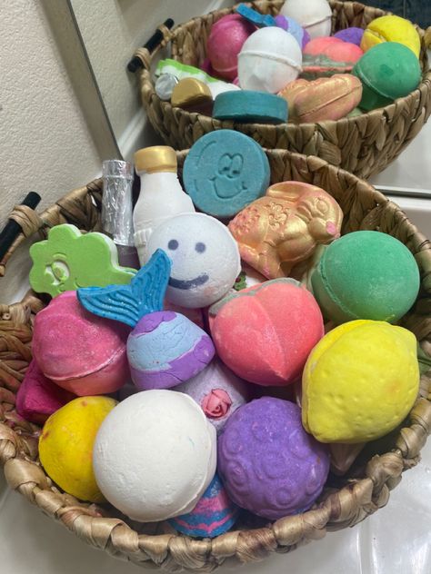 Bath bombs and bubble bars from lush 🛁 Bath Bomb Basket, Bath Bomb Storage Ideas Bathroom, Bathbombs Ideas, Bubble Bath Aesthetic, Bath Goals, Aesthetic Bath, Esthetics Room, Bath Stuff, Best Gift Baskets