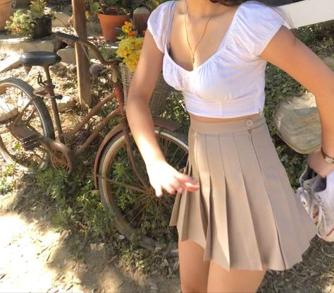 How To Style A Khaki Skirt, Beige Pleated Skirt Outfit Summer, Pleated Khaki Skirt, Khaki Pleated Skirt Outfit, Beige Pleated Skirt Outfit, Khaki Skirt Outfit, Pleated Skirt Outfit Summer, Khaki Skirt Outfits, Khaki Pleated Skirt