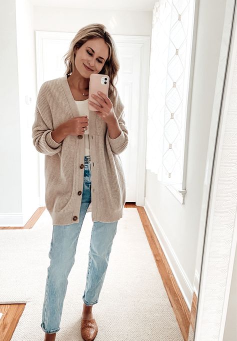 Cozy Cardigan Outfit Winter, Long Cardigan Winter Outfit, Mid Cardigan Outfit, Hamptons Outfit September, Rainy Florida Outfit, Cardigan T Shirt Outfit, Apricot Cardigan Outfit, Mom Cardigan Outfits, Fall Work Outfits For Women Casual Jeans