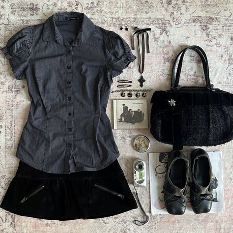 Cute Outfits Layout, Y2k Outfit Layout, Button Up Blouse Outfit, Fall Outfits Latina, Dark Blouse, Outfits Latina, Velvet Handbag, 2024 Aesthetic, Black Bows