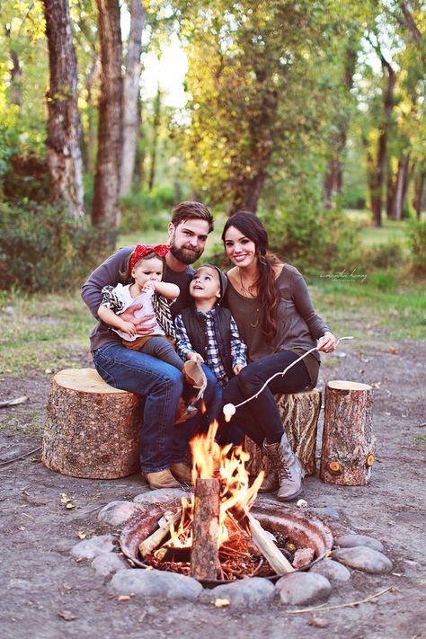 Family Camping Photography, Winter Family Vacations, Camping Photo, Retro Camping, Family Christmas Pictures, Camping Photography, Fall Family Pictures, Fire Photography, Winter Photoshoot