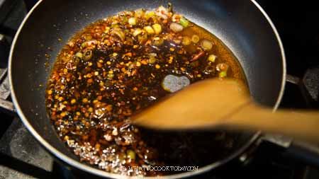 Chili Sauce For Dumplings, Pork Wonton Dipping Sauce, Wonton Chili Sauce, Sauce For Wontons, Wonton Sauce Recipe, Spicy Wonton Sauce, Spicy Wonton Recipe, Spicy Dumpling Sauce, Wontons With Chili Oil