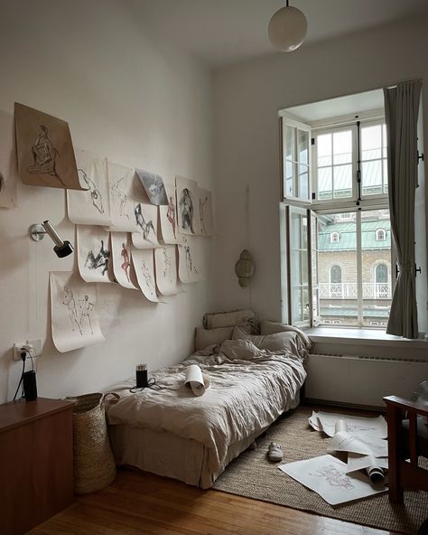 Bedroom Artist, Student Flat, Wall Art Drawing, Moody Style, Small Dorm Room, Dorm Room Decorating, Small Dorm, Drawing Collage, Artist Bedroom