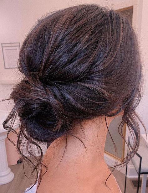 44 Messy updo hairstyles - The most romantic updo to get an elegant look Celebrity Bride Hairstyles, Relaxed Wedding Updo, Grad Hairstyles, Messy Hair Updo, Wedding Hair Up, Simple Prom Hair, Low Bun Hairstyles, Guest Hair, Romantic Updo