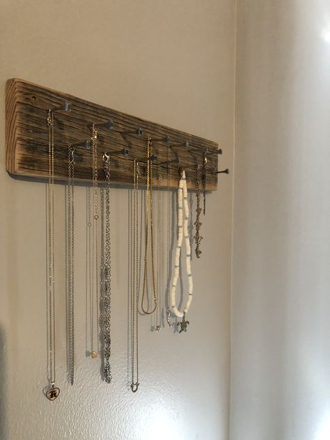 Cute Bedroom Ideas Western, Rustic Necklace Holder, Country Jewelry Holder, Necklace Hangers Ideas, Diy Country Jewelry Holder, Western Jewelry Organization, Western Necklace Holder, Western Jewelry Organizer, Diy Western Jewelry Holder