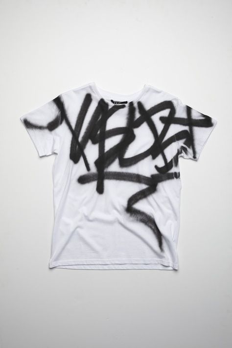 Spray Paint T Shirt, Graffiti On Clothes, Spray Painted Clothes, Spray Paint Clothes, Spray Paint Shirt, Graffiti Shirt, Shirt Painting, T Shirt Painting, Painted Clothes