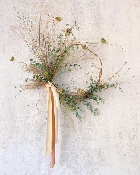 kristen caissie on Instagram: “grasping at August” Wreath Photoshoot, Dried Floral Wreaths, Grass Wreath, Dried Wreath, Deco Champetre, Fall Flower Arrangements, Flora Design, Natural Wreath, Wall Wreath