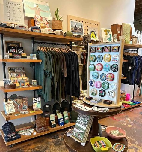 Top 10 Best Souvenir Shops in Portland - GlobalGrasshopper Small Accessories Shop Design, Museum Souvenir Shop, Gift Shop Items Ideas, Small Art Shop Interior, Cute Shop Aesthetic, Souvenir Shop Ideas, Museum Gift Shop Design, Small Gift Shop Ideas, Souvenir Shop Interior