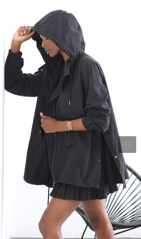 Cute Rain Coat, Cape Jacket Outfit, Rain Coat Outfit, Rain Jacket Outfit, Jackets Outfit, Raincoat Fashion, Skirt Outfits Summer, Raincoat Outfit, Black Raincoat