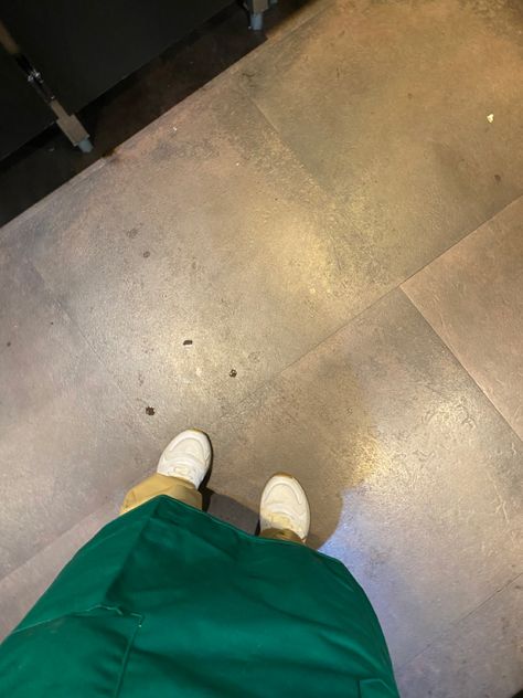 Starbucks Worker, Cafe Worker, Barista Aesthetic, Fake Pics, Iphone Wallpaper Yellow, Dark Purple Wallpaper, Coffee Filter Flowers, Making Coffee, Pop Posters