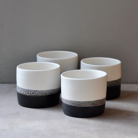 Black And White Ceramics Pottery, Black And White Glazed Pottery, Dark Ceramics, Simple Pottery Ideas, Black And White Pottery, Black Clay Pottery, Simple Ceramics, Keramik Design, Black Glaze