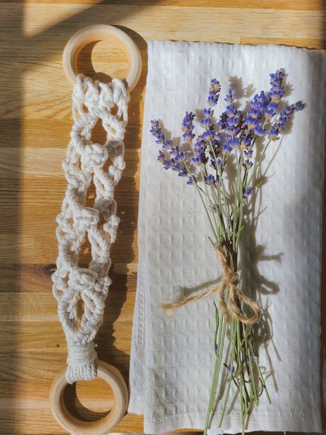 Macrame towel hanger/holder, made from 3mm cotton cord and wooden rings, lavender flowers, and coffee towel by side. Macrame Toilet Paper Holder Diy Tutorial, Macrame Towel Holder Patterns, Macrame Kitchen Towel Holder Diy, Macrame Towel Hanger Tutorial, Macrame Towel Holder Tutorial, Macrame Tea Towel Holder, Diy Hand Towel Holder, Macrame Paper Towel Holder, Macrame Towel Hanger