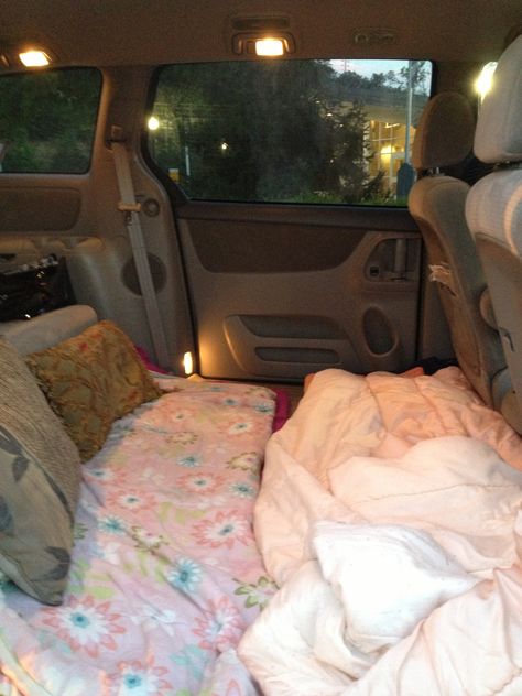 Comfy Backseat Car, Cozy Car Interior Ideas, Road Trip Backseat Setup, Cozy Car Backseat, Car Backseat Aesthetic Cozy, Road Trip Set Up In Car, Back Seat Aesthetic, Sleep In Car Aesthetic, Blanket In Car Aesthetic