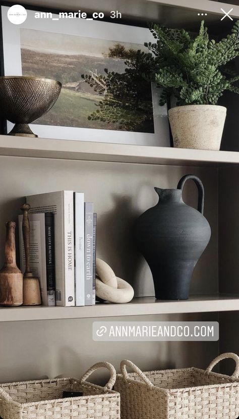 Winter Home Exterior, Hostel Room Makeover, Home Alone House, Styling Shelf, Shelf Decor Ideas, Shelf Decor Living Room, Styling Shelves, Bookcase Styling, Bookcase Decor