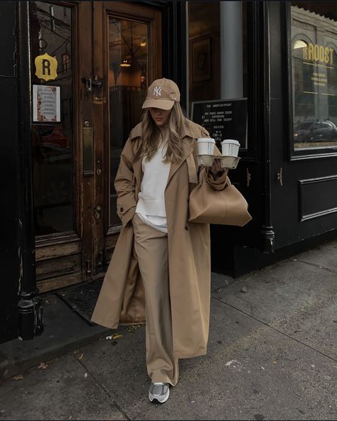 Beige Trench Coat Outfit, Coat Outfit Casual, Adrette Outfits, Trench Coat Fall, Street Style New York, Cap Outfit, Trench Coat Outfit, Beige Trench Coat, Beige Outfit