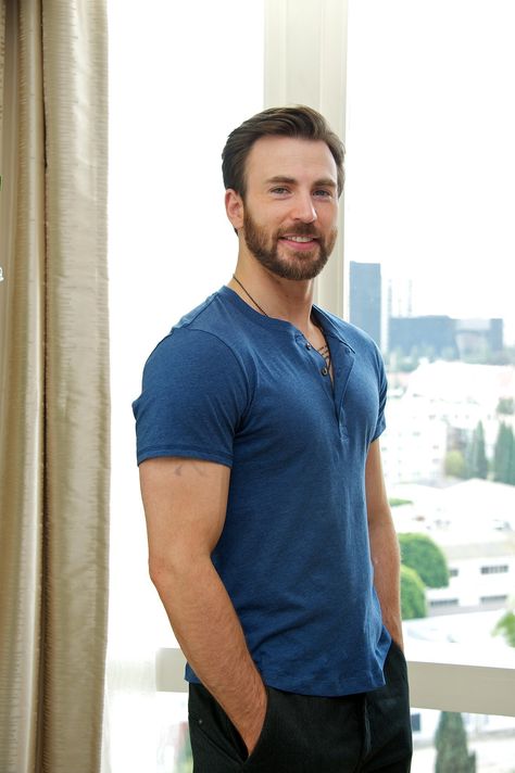 When He Was Wearing This Shirt and His Chest Was Like, "SET ME FREE". Just do it, Chris. Just set it free. Avengers Black Widow, Christopher Robert Evans, Capt America, Chris Evans Funny, Christopher Evans, Travel America, Shia Labeouf, Steve Rogers Captain America, Robert Evans