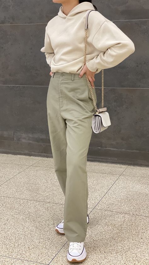 Converse Outfit Hijab, Khaki Green Pants Outfit, Green And Khaki Outfit, Green Hoodie Outfit, Olive Green Pants Outfit, Olive Green Outfit, Green Khaki Pants, White Converse Outfits, Khakis Outfit