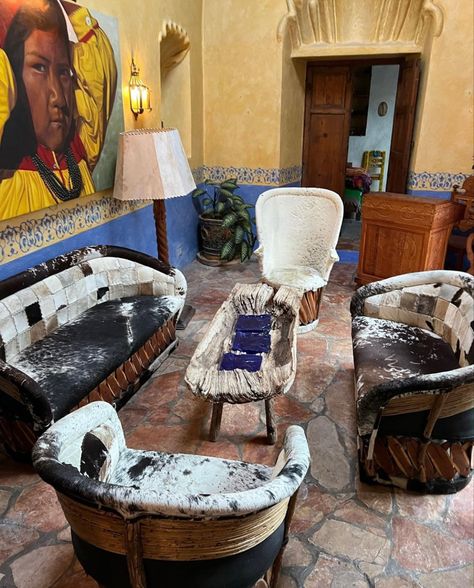 Hacienda Style Homes Mexican, Summer House Interiors, Dreamy Living Room, Mexican Bathroom, Mexican Interiors, Mexican Hacienda, Hacienda Style Homes, Mexican Home Decor, Mexican Home