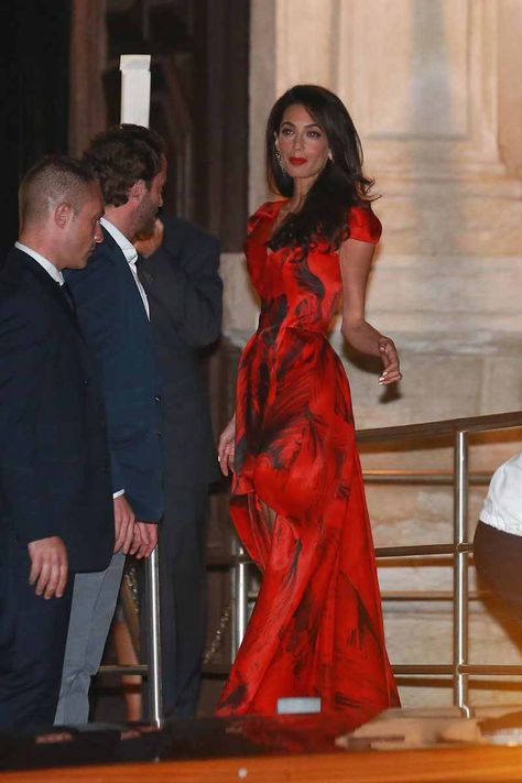 love the print George Clooney Wedding, Amal Alamuddin Style, Wedding Dress Reveal, Amal Alamuddin, Gown Pictures, Alexander Mcqueen Dresses, 30 Outfits, Amal Clooney, Chic Skirts