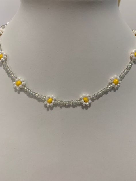 Seed Bead Choker Ideas, Beaded Necklace Ideas Handmade, Beads Necklace Ideas, Beaded Necklace Ideas, 90s Layering, Daisy Beaded Necklace, Collares Aesthetic, Seed Beads Earrings, Bracelets Handmade Diy