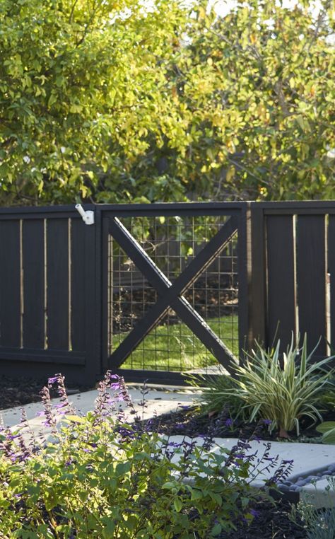 Good Neighbor Fence, Fancy Fence, Fence Design Ideas, Fancy Farm, Online Landscape Design, Garden Gates And Fencing, Diy Garden Fence, Side Yard Landscaping, Fence Styles