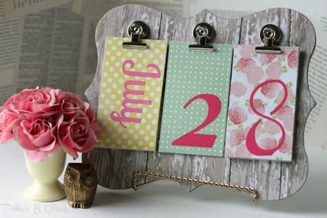 DIY calendar idea with paper and vinyl letters?? So simple! Diy Perpetual Calendar, Diy Back To School, School Week, Diy Calendar, Perpetual Calendar, Desk Calendar, Crafty Craft, Craft Time, Vinyl Lettering