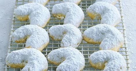 Austrlian Gourmet Traveller fast biscuit recipe for Kourabiedes (Greek walnut shortbread) Fast Biscuit Recipe, Kourabiedes Recipe, Shortbread Cookies Recipe, Christmas Cookie Recipes Holiday, Greek Pastries, Greek Cookies, Greek Sweets, Vanilla Recipes, Greek Desserts