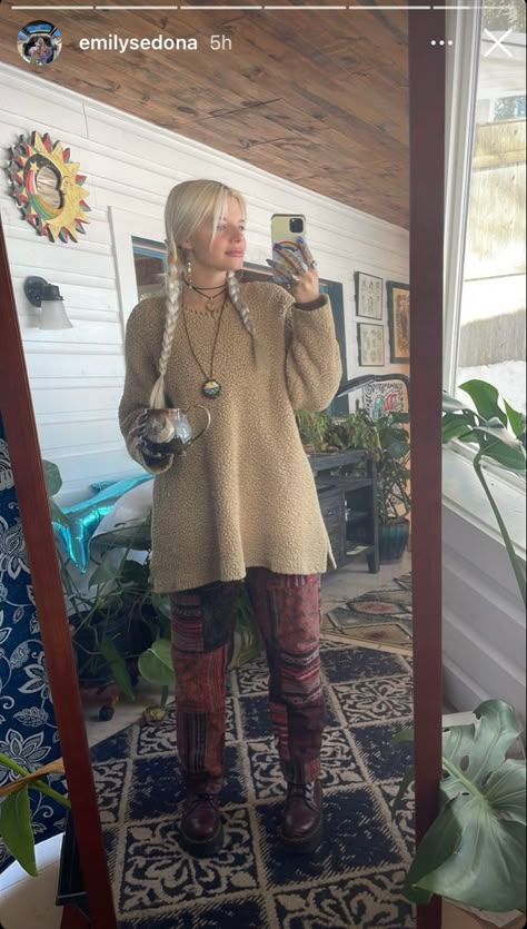 Hippy Winter Fits, Fall Hippie Pants, Hippie Thanksgiving Outfit, Cold Hippie Outfits, Hippie Jeans Outfit, Hippie Cold Weather Outfits, Winter Hippy Outfits, Winter Outfits Vintage, Hippie Winter Outfits Bohemian