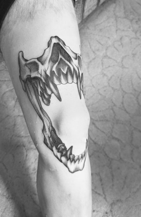 Vampire Style Tattoo, Vampiric Tattoo Ideas, Skull Mouth Knee Tattoo, Fang Knee Tattoo, Mouth On Knee Tattoo, Vampire Jaw Knee Tattoo, Vampire Teeth Knee Tattoo, Vampire Theme Tattoo, Fangs Tattoo Teeth