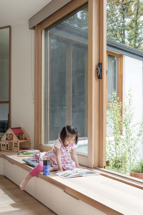 Inbetween House by Inbetween Architecture (via Lunchbox Architect) Balcon Mic, Window Seat Design, Window Benches, Melbourne House, Hus Inspiration, House Extensions, Lounge Room, Window Design, Window Seat