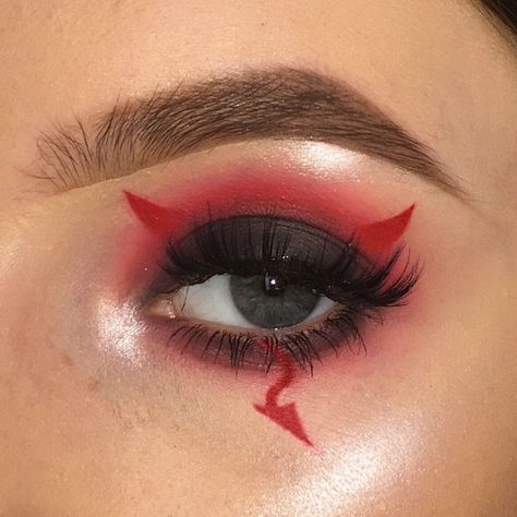 Devil Makeup Halloween Pretty, Devil Girl Makeup, Devil Eye Makeup, Halloween Hairstyles For Women, Hallowen Schminke, Devil Makeup Halloween, Maquillage Goth, Maquillage Halloween Simple, Demon Makeup