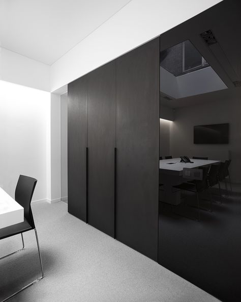 de Fooz by Noémi Van Heuverswyn Matte Black Wardrobe, Black Wardrobe Design, Black Glass Wardrobe, Black Joinery, Black Mirror Wall, Black Glass Wall, Fake Wall, Black Cabinetry, Dark Wardrobe