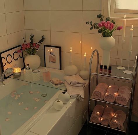 m ✨ (@PRADAXBBY) on X Pamper Aesthetic, Coquette Lifestyle, Girly Bathroom, Bath Aesthetic, Girl Therapy, Shabby Chic Bathroom, Spa Tub, Morning Skin Care Routine, Chic Bathrooms