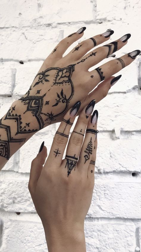 Black Henna Hand Designs, Hand Tattoos Henna Style, Edgy Henna Designs, Black Henna Nails, Gothic Henna Designs, Grunge Henna Designs, Henna With Nails, Goth Henna Designs, Spooky Henna