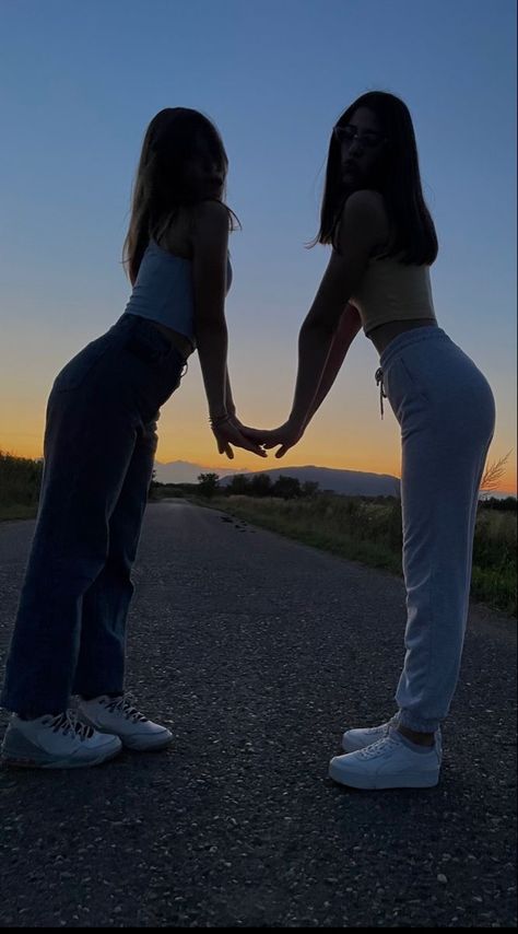 Bff Picture Ideas For 2, Bsf Picture Poses, Photoshoot Ideas Besties, Cute Bestie Photo Ideas, Photo Poses Best Friends, Photos To Recreate With Your Best Friend At Home, Photo Ideas For 2 Friends, Cute Foto Ideas, Recreate Photos Best Friends