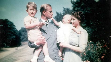 The Queen Elizabeth II and Prince Philip: Early years of Marriage Prinses Margaret, Ratu Elizabeth, Prins Philip, Elizabeth Young, Princesa Anne, Princesa Elizabeth, Young Queen Elizabeth, Royal Family Portrait, Prince Harry Et Meghan