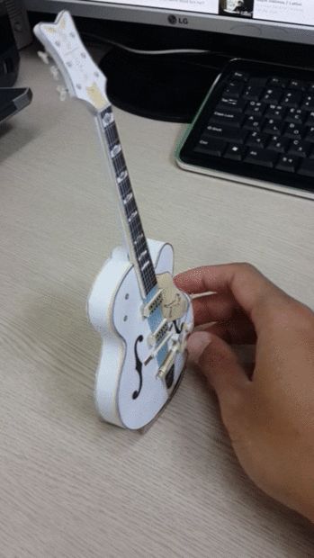 Picture of Paper Guitar Guitar Papercraft, Paper Guitar, April Moodboard, Cardboard Guitar, Guitar Crafts, Guitar Diy, Cosas Aesthetic, Dollhouse Diy, Mini Stuff