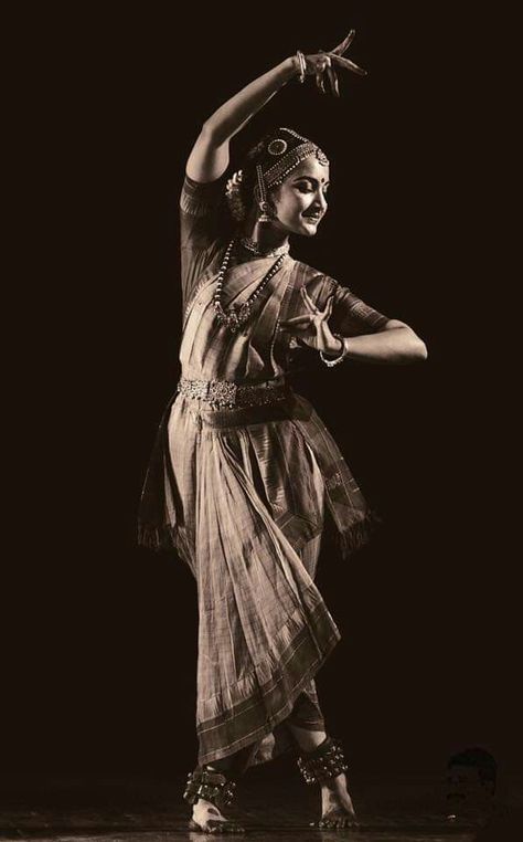 Dance Poses Bharatnatyam, Bharthanatyam Poses Drawing, Classical Dance Poses Photography, Bharatnatyam Aesthetic Poses, Bharatham Poses, Kuchipudi Aesthetic, Kuchipudi Dance Poses, Kathak Dance Poses, Classic Dance Aesthetic