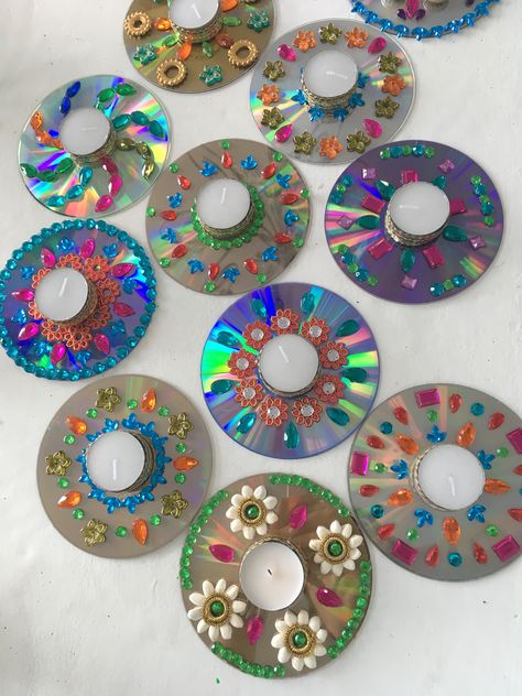 Kundan rangoli design on a CD Cd Crafts Diy, Old Cd Crafts, Furniture Color Schemes, Cd Idea, Cd Wall Art, Kundan Rangoli, Cd Diy, Diwali Decoration Items, Old Cd