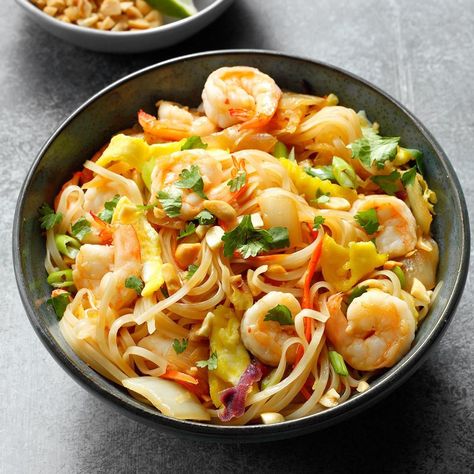 Shrimp Pad Thai Shrimp Pad Thai Recipe, Vegetarian Pad Thai, Shrimp Pad Thai, Thai Shrimp, Recipe Pork, Tasty Thai, Thai Recipe, Pad Thai Recipe, Grape Salad