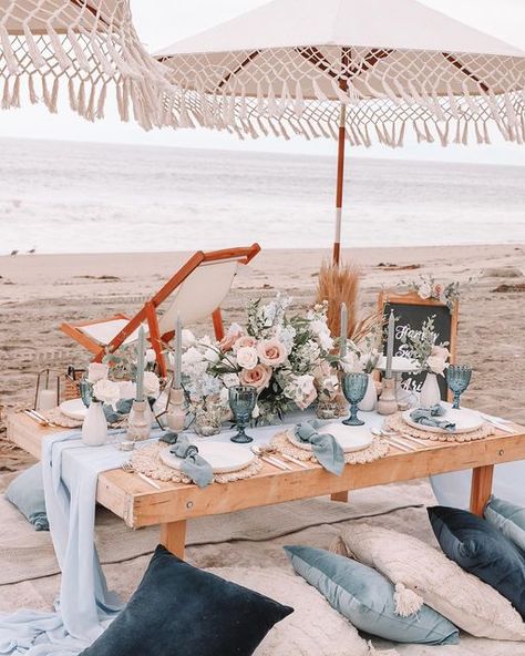 Luxury Beach Picnic Setup, Beach Picnic Table Ideas, Blue Boho Picnic, Blue Luxury Picnic, Blue Beach Picnic, Beach Brunch Wedding, Professional Picnic Setup, Beach Picnic Table, Picnic Table Wedding