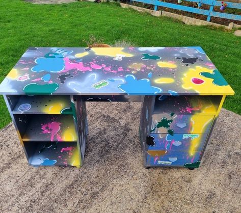 Frenchic paint (and another paint) used to make this slime desk. Desk Painting Ideas, Funky Desk, Old Wooden Desk, Desk Painting, Funky Desks, 60s Art, Slime Craft, Painted Desk, School Desk