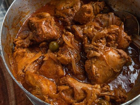 Change up your weekday meal rotation with this Flavor packed Easy Dominican Braised Chicken! Your taste buds will thank you;-)I grew up eating this easy Dominican braised chicken, aka Pollo guisado a couple times a week. It Dominican Chicken, Dominicano Recipes, Vinegar Chicken, Chicken Sauce Recipes, Meal Rotation, Dominican Food, Spanish Dishes, Weekday Meals, Braised Chicken