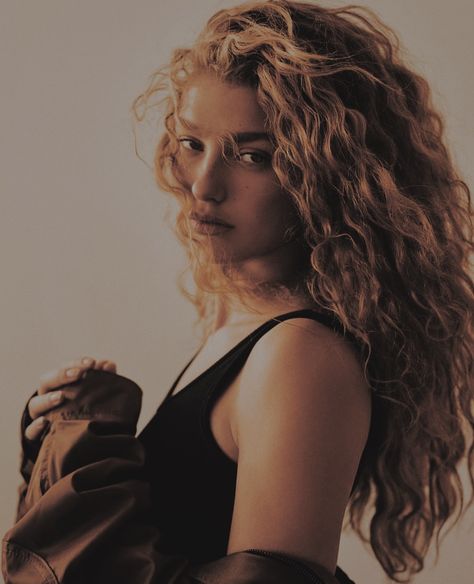 Dorit Revelis, Blonde Hair Aesthetic, Hair Hazel Eyes, Curled Blonde Hair, Aesthetic Blonde, Makeup Looks For Green Eyes, Blonde Actresses, Skincare Products Photography, Blonde Curly Hair