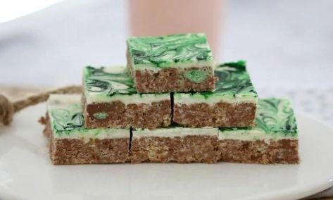 Crispy Choc-Mint Rice Bubble Bars Thermomix, Essen, Bubble Recipes, Mint Rice, School Cakes, Grass Block, Peppermint Slice, Slice Recipes, No Bake Slices